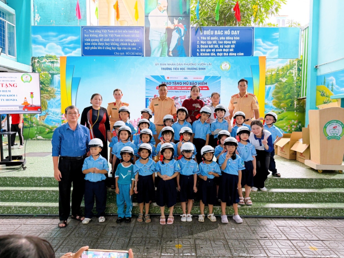 HEAD HỒNG ĐẮC – TRAO TẶNG MŨ BẢO HIỂM VÀ TUYÊN TRUYỀN AN TOÀN GIAO THÔNG